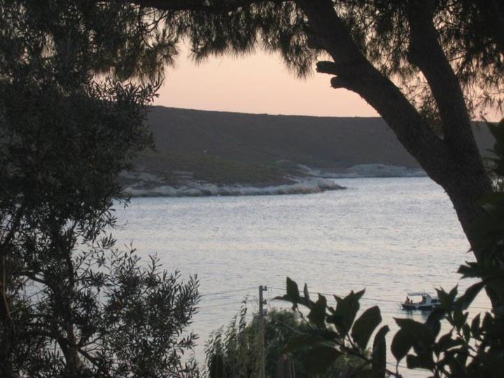 Teras Motel Foça Luaran gambar