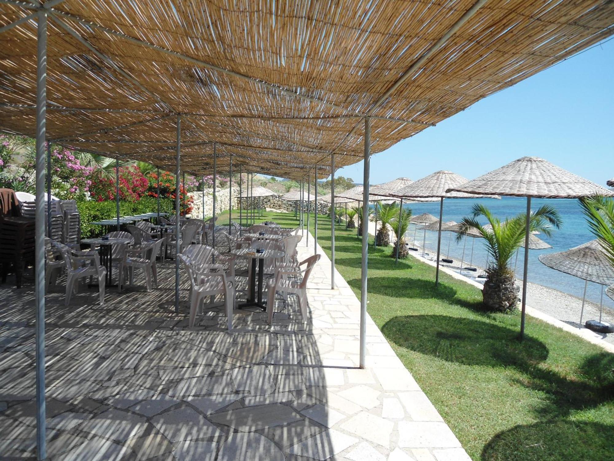 Teras Motel Foça Luaran gambar