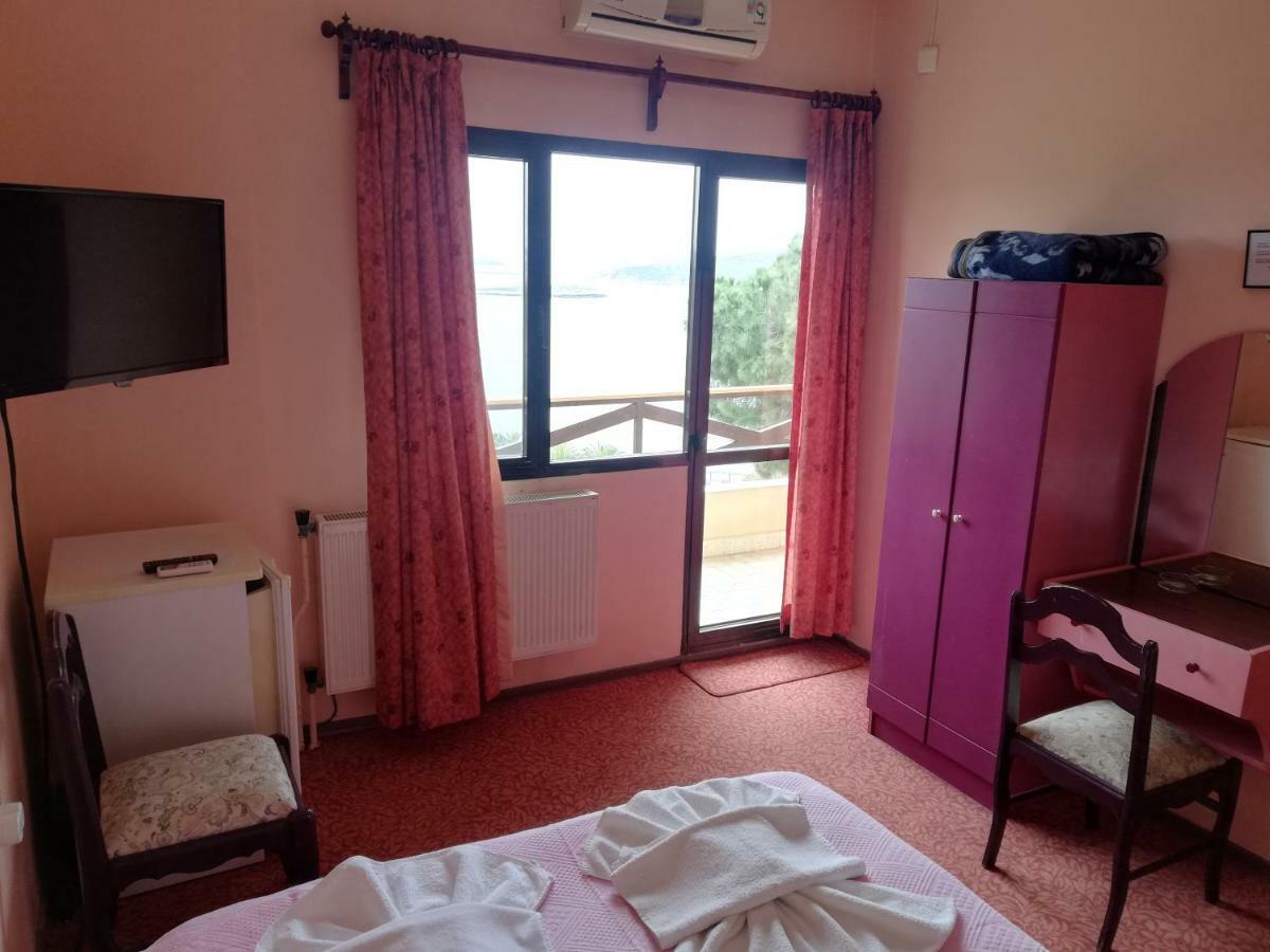 Teras Motel Foça Luaran gambar