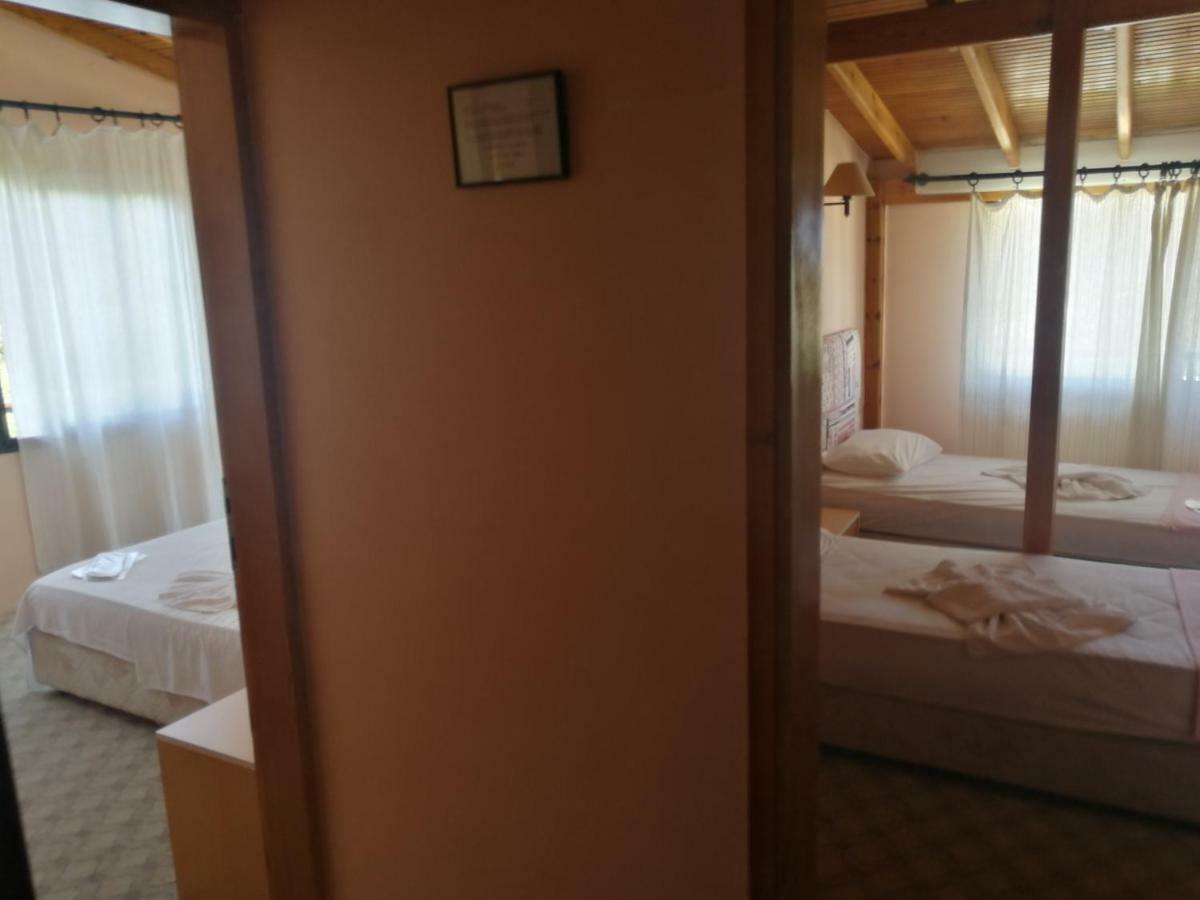 Teras Motel Foça Luaran gambar