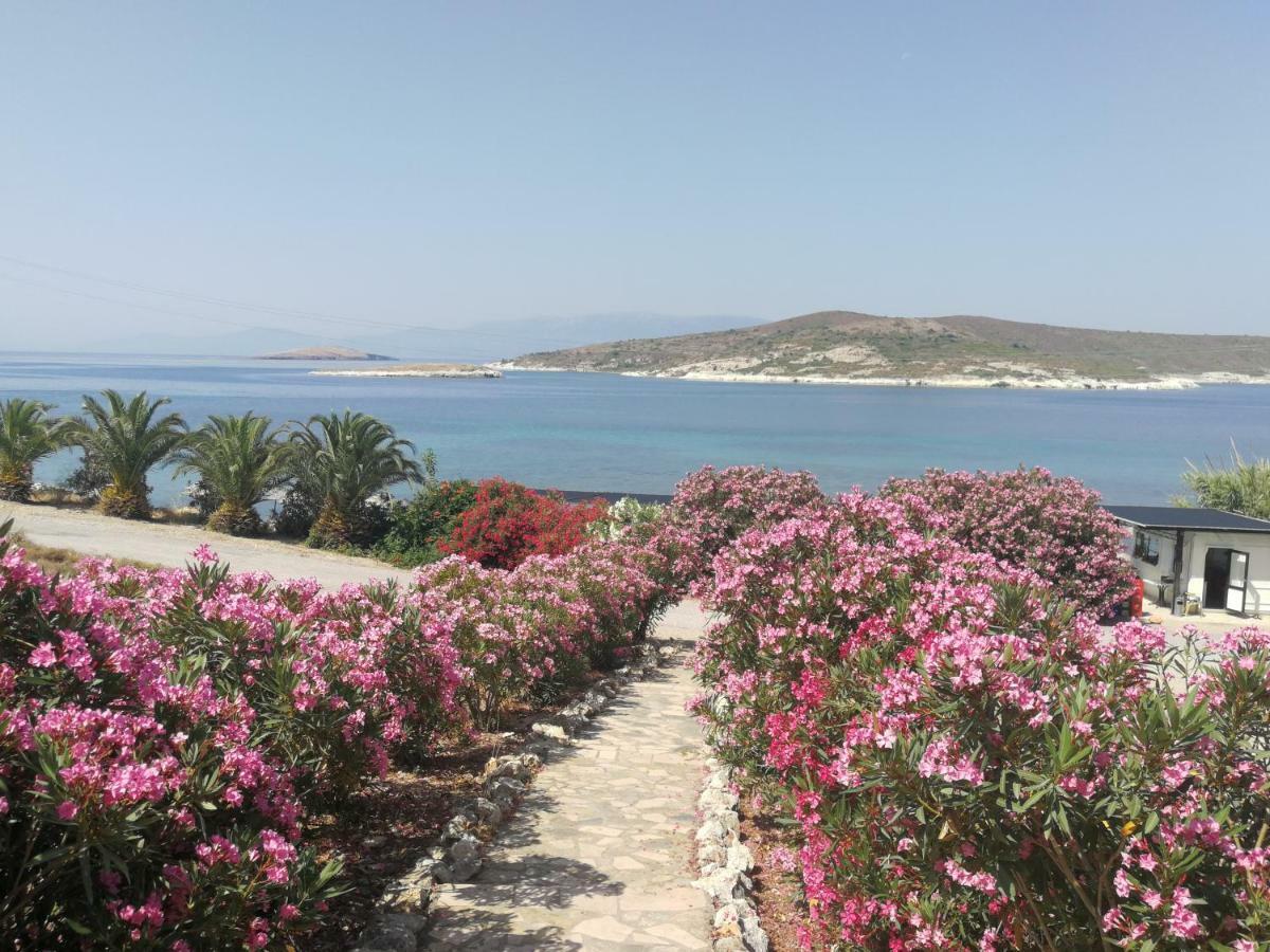 Teras Motel Foça Luaran gambar