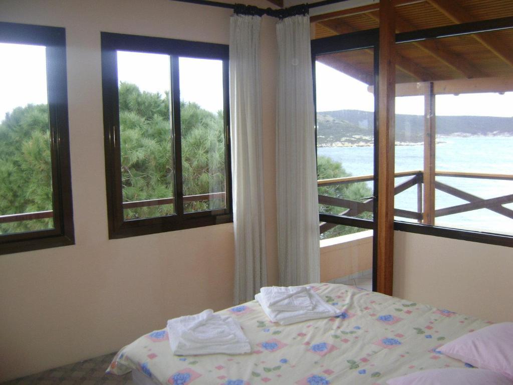Teras Motel Foça Luaran gambar
